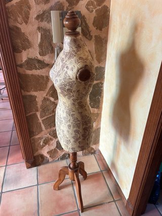 Maniquí de ropa con base de madera