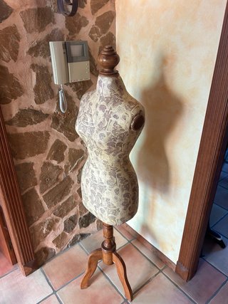 Maniquí de ropa con base de madera