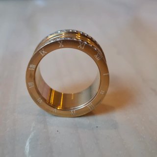 Anillo dorado con circonitas