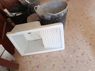 Pila de lavar blanca