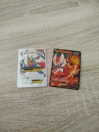 Cartas Pokémon Cinderace V y Mega Charizard EX