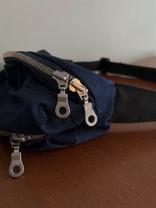 Marsupio blu con zip