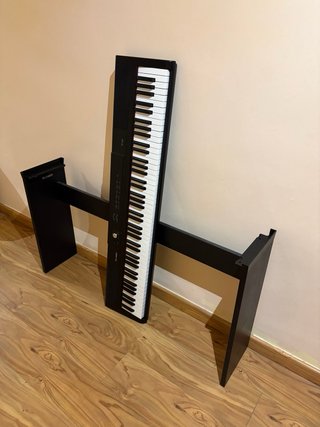 Piano digital con soporte y accesorios