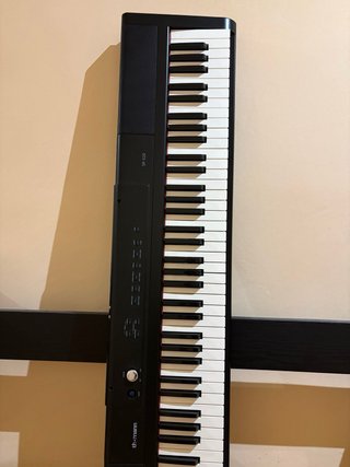 Piano digital con soporte y accesorios