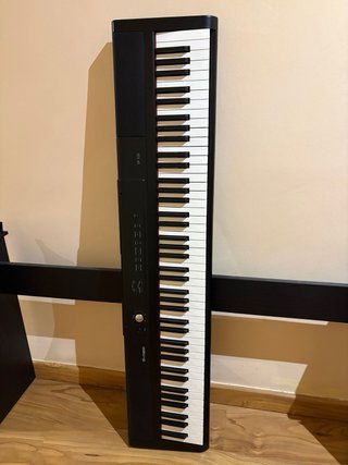 Piano digital con soporte y accesorios