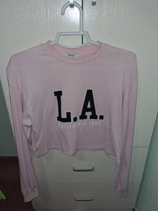 Sudadera crop de color rosa claro