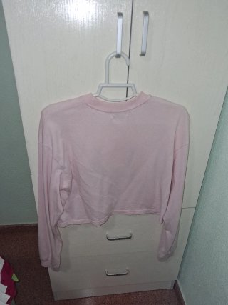 Sudadera crop de color rosa claro