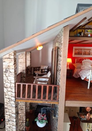 Casa de muñecas rústica de montaña con iluminación