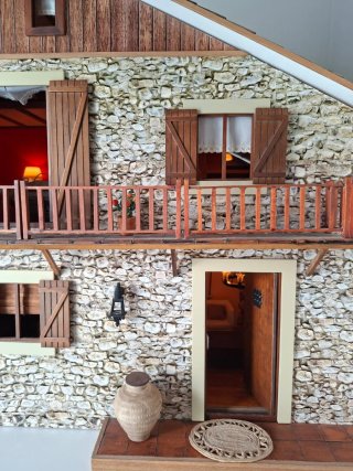 Casa de muñecas rústica de montaña con iluminación