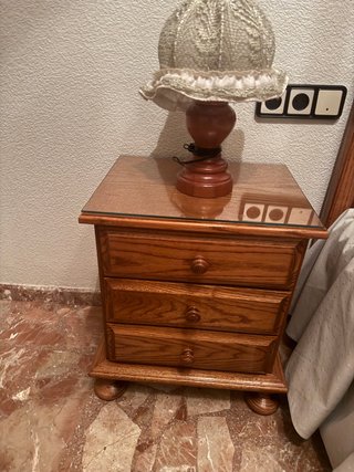 Lámpara y mesita de noche de madera