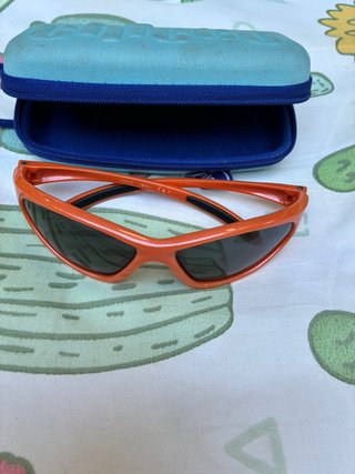 Gafas de sol Chicco naranjas y negras POLARIZADAS.