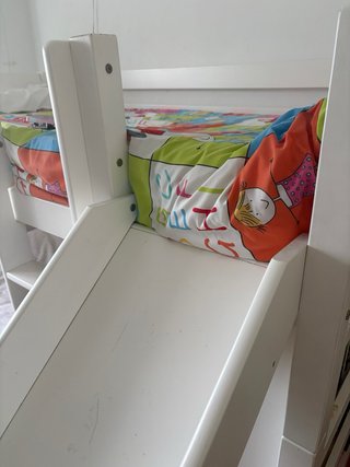 2 Camas literas,  2 Colchónes, tobogán, estantería