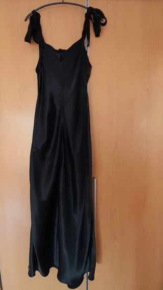 Vestido negro satinado con tirantes