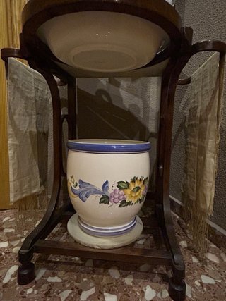 Palanganero vintage de cerámica y madera