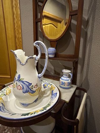 Palanganero vintage de cerámica y madera