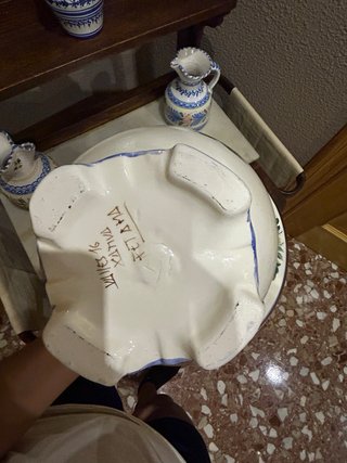 Palanganero vintage de cerámica y madera