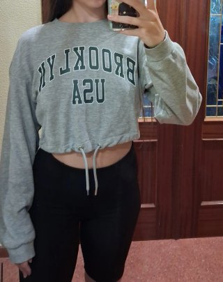 Sudadera crop top gris con cordones