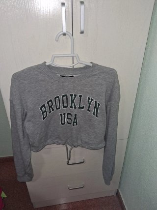 Sudadera crop top gris con cordones