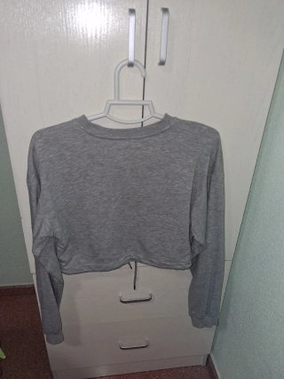 Sudadera crop top gris con cordones