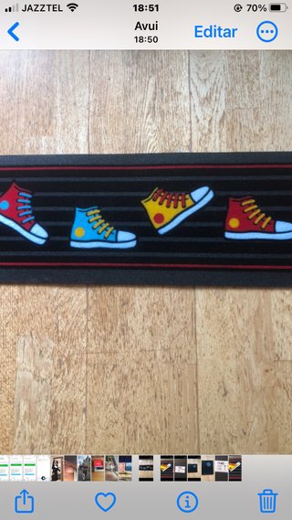 Alfombra con zapatillas de colores
