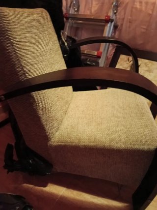 Sillón de tela y madera color beige