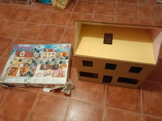 Casita de muñecas de madera.