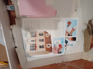 Casita de muñecas de madera.