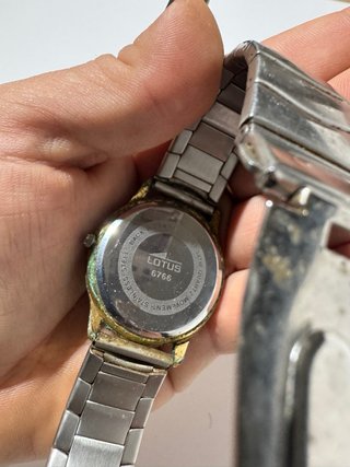 Reloj Lotus Quartz con fecha 6766