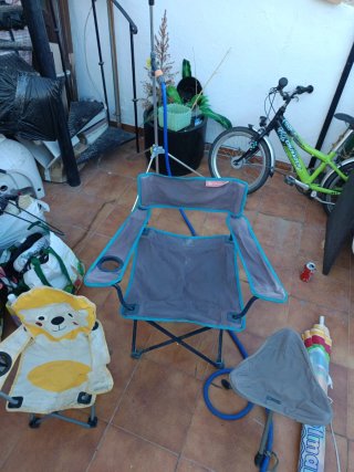 Sillas de camping plegables y sombrilla