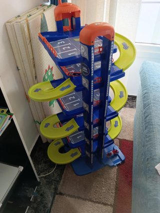 Aparcamiento de coches de juguete