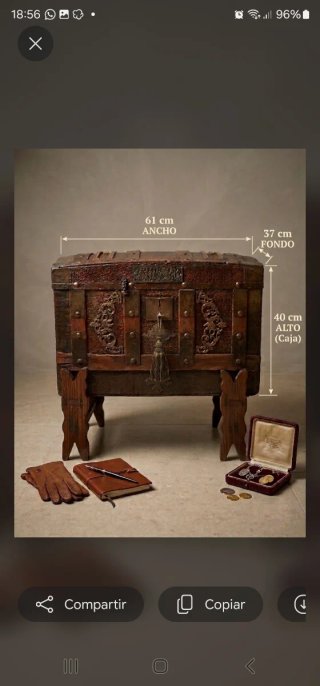Baúl antiguo de metal y madera