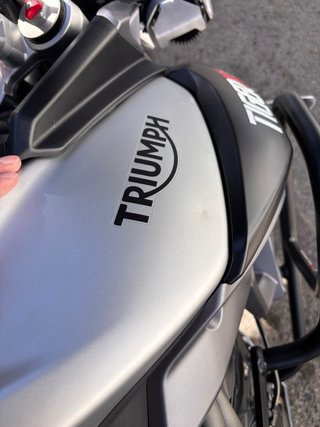 Triumph Tiger 800 XCX con 3 maletas