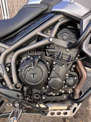 Triumph Tiger 800 XCX con 3 maletas