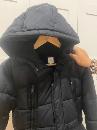 Chaqueta tres cuartos con capucha negra