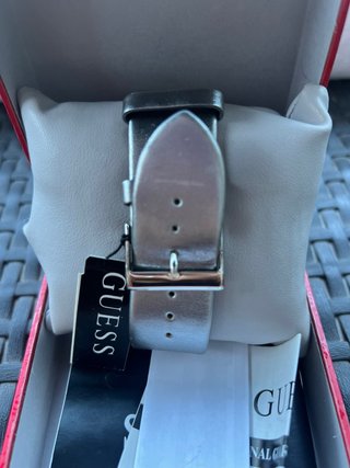 Reloj Guess Plateado con Cristales