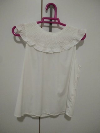 Camiseta blanca con cuello fruncido