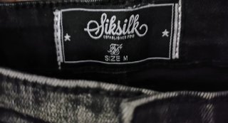 Pantalón vaquero negro con estampado floral