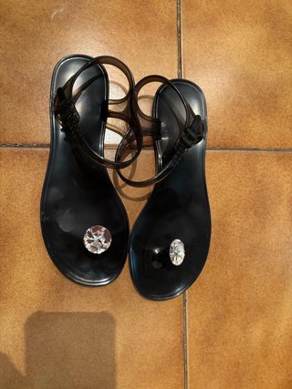 Sandalias negras de goma con diamante