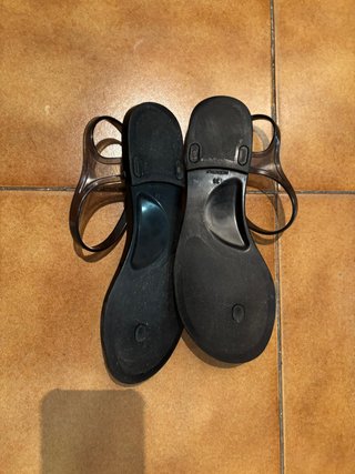 Sandalias negras de goma con diamante