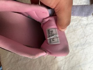 Zapatillas rosas infantiles con ruedas y luz