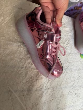Zapatillas rosas infantiles con ruedas y luz