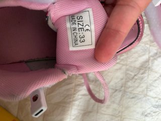 Zapatillas rosas infantiles con ruedas y luz