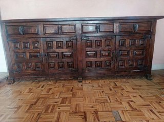 Alacena antigua de madera oscura