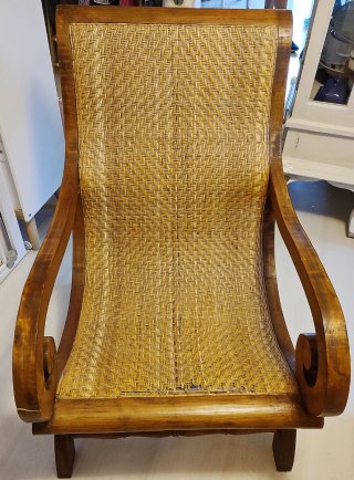 Butaca de madera maciza y ratán