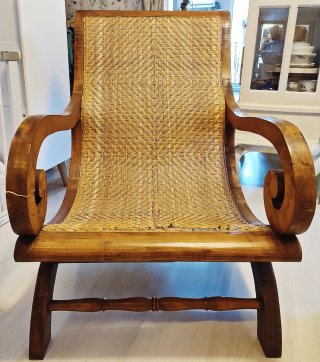 Butaca de madera maciza y ratán