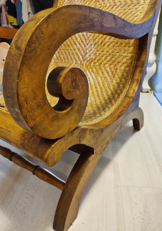 Butaca de madera maciza y ratán