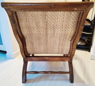 Butaca de madera maciza y ratán