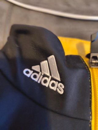 Chaqueta Adidas pantalón Champions Negra y Amarill