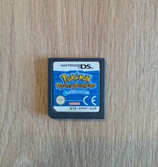 Nintendo 2DS nera con giochi e custodia