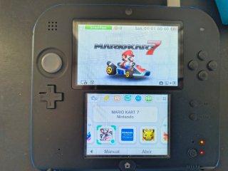 Nintendo 2DS nera con giochi e custodia